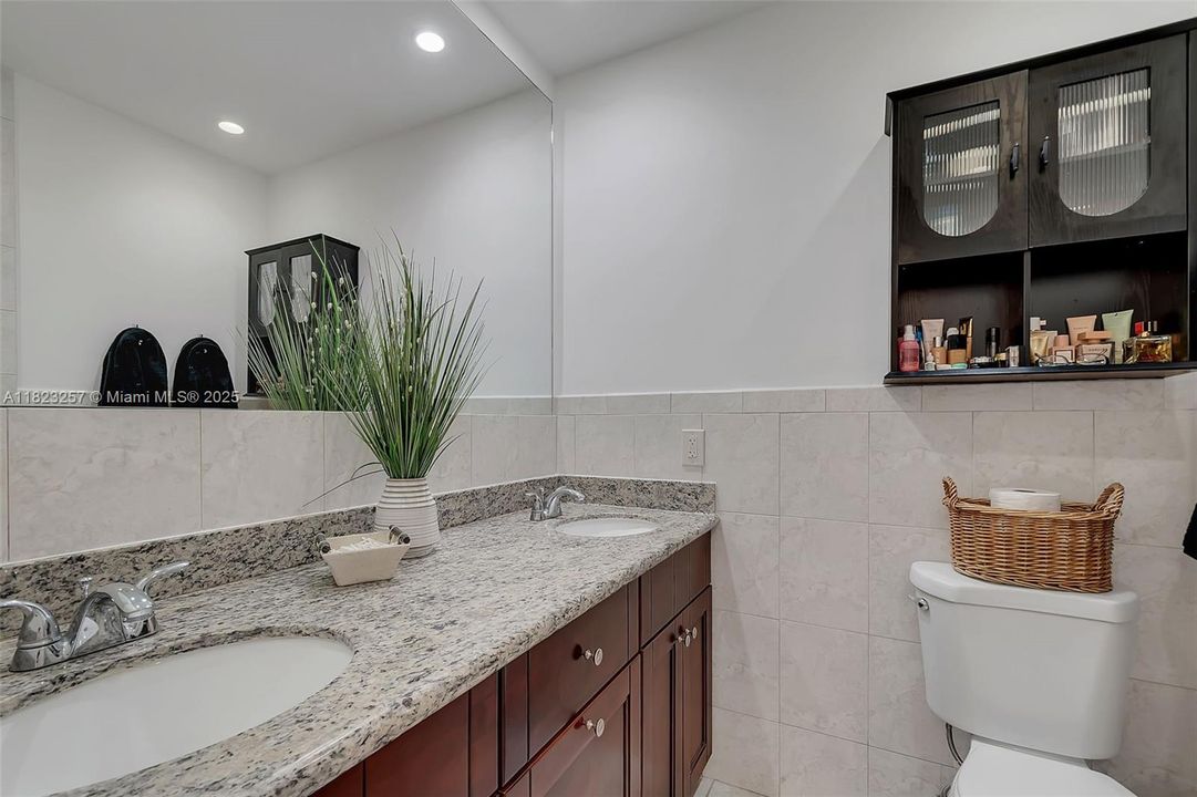 На продажу: $1,649,000 (5 спален, 2 ванн, 2349 Квадратных фут)