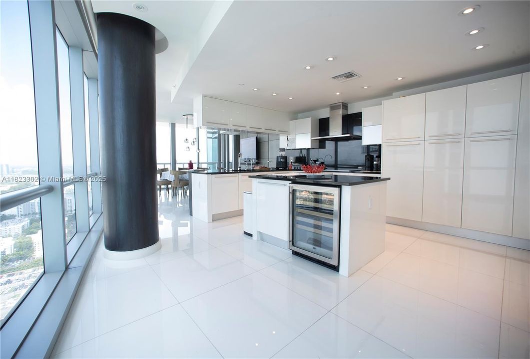 Vendido Recientemente: $4,350,000 (4 camas, 4 baños, 2485 Pies cuadrados)