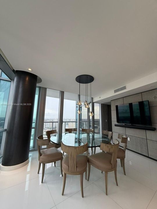 Vendido Recientemente: $4,350,000 (4 camas, 4 baños, 2485 Pies cuadrados)