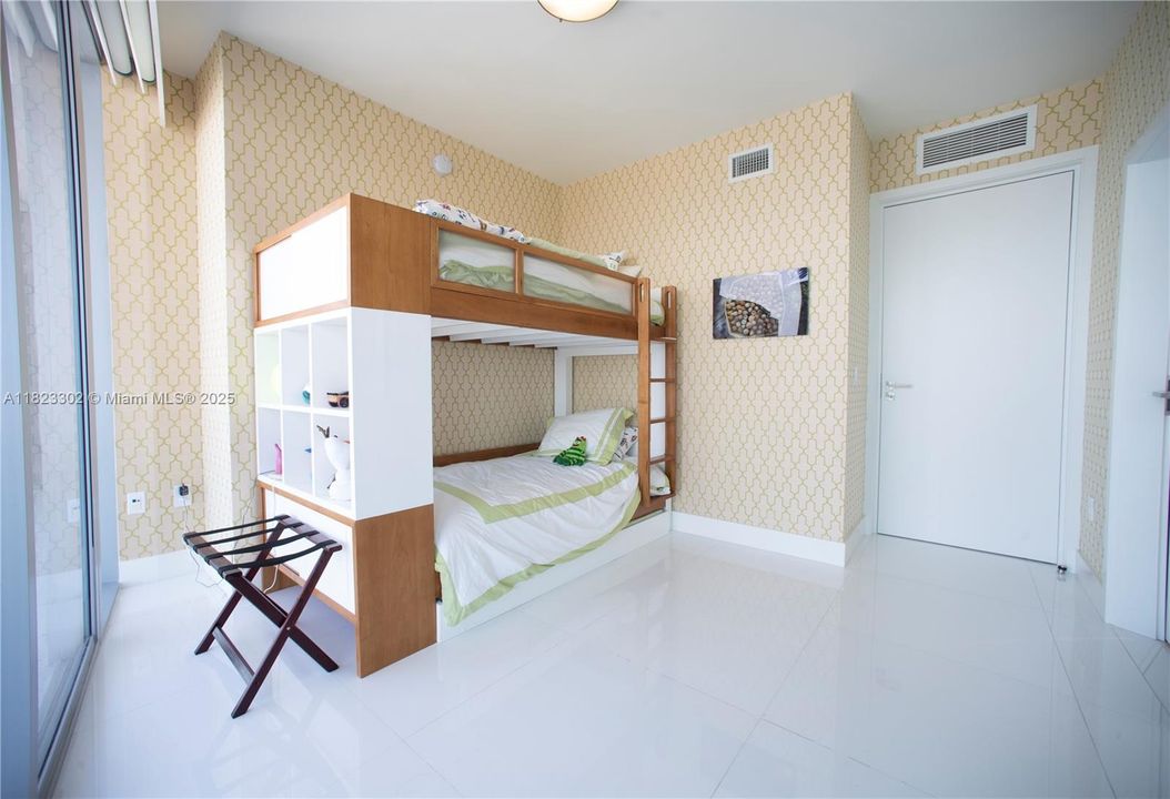 Vendido Recientemente: $4,350,000 (4 camas, 4 baños, 2485 Pies cuadrados)