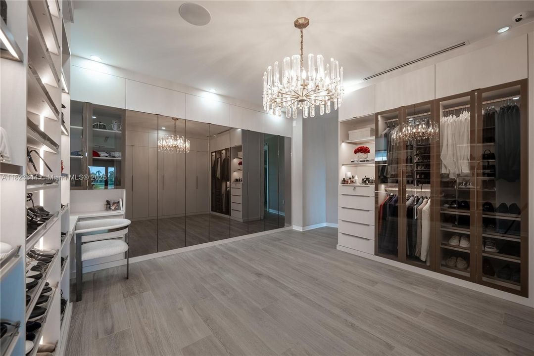 Activo con contrato: $10,250,000 (5 camas, 5 baños, 4542 Pies cuadrados)