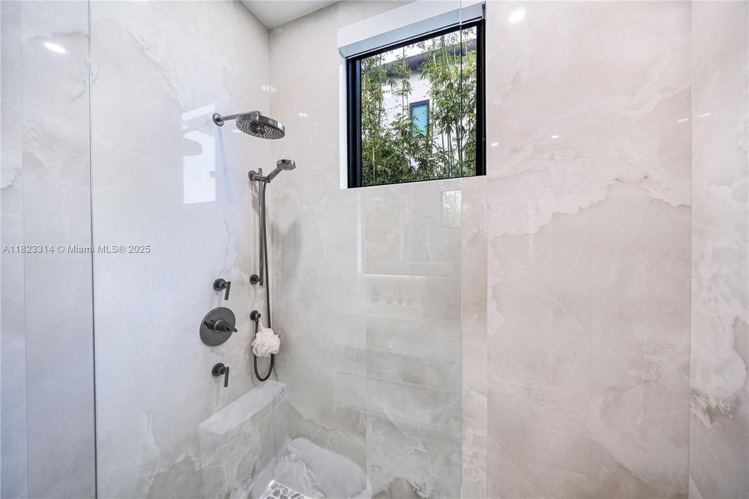 Activo con contrato: $10,250,000 (5 camas, 5 baños, 4542 Pies cuadrados)