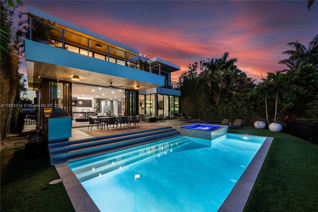 Activo con contrato: $10,250,000 (5 camas, 5 baños, 4542 Pies cuadrados)