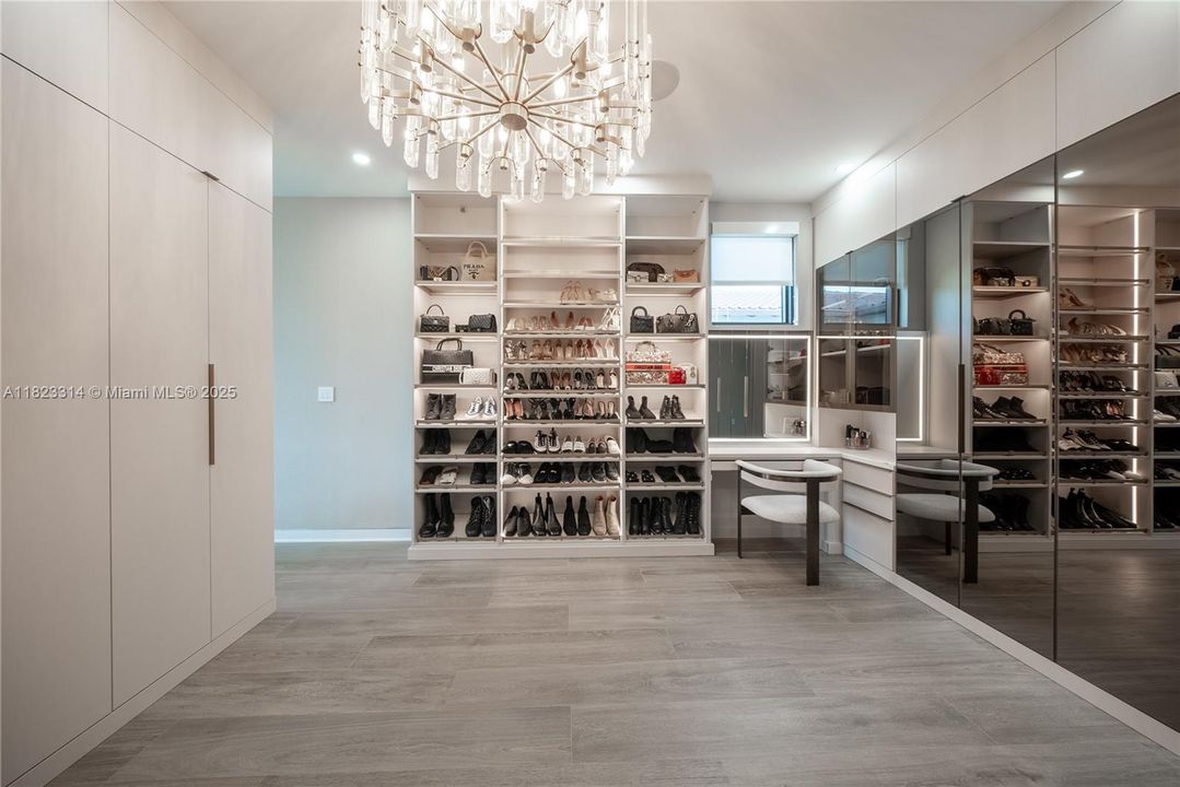 Activo con contrato: $10,250,000 (5 camas, 5 baños, 4542 Pies cuadrados)