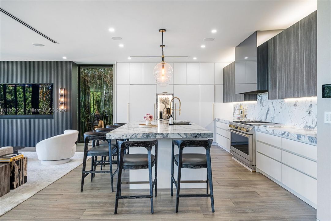 Activo con contrato: $10,250,000 (5 camas, 5 baños, 4542 Pies cuadrados)