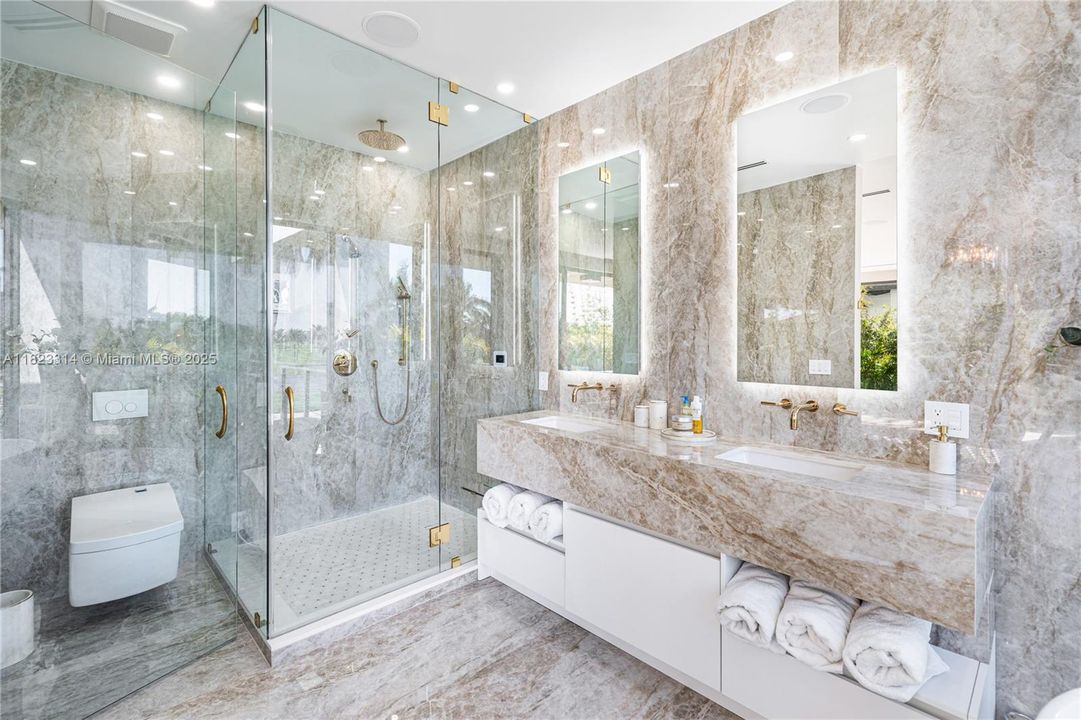 Activo con contrato: $10,250,000 (5 camas, 5 baños, 4542 Pies cuadrados)