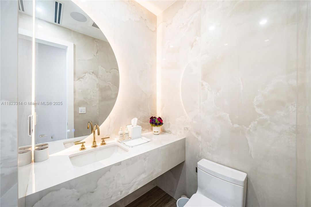 Activo con contrato: $10,250,000 (5 camas, 5 baños, 4542 Pies cuadrados)