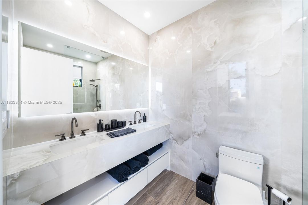 Activo con contrato: $10,250,000 (5 camas, 5 baños, 4542 Pies cuadrados)