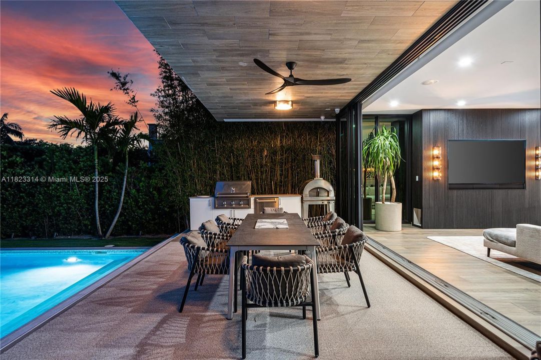 Activo con contrato: $10,250,000 (5 camas, 5 baños, 4542 Pies cuadrados)