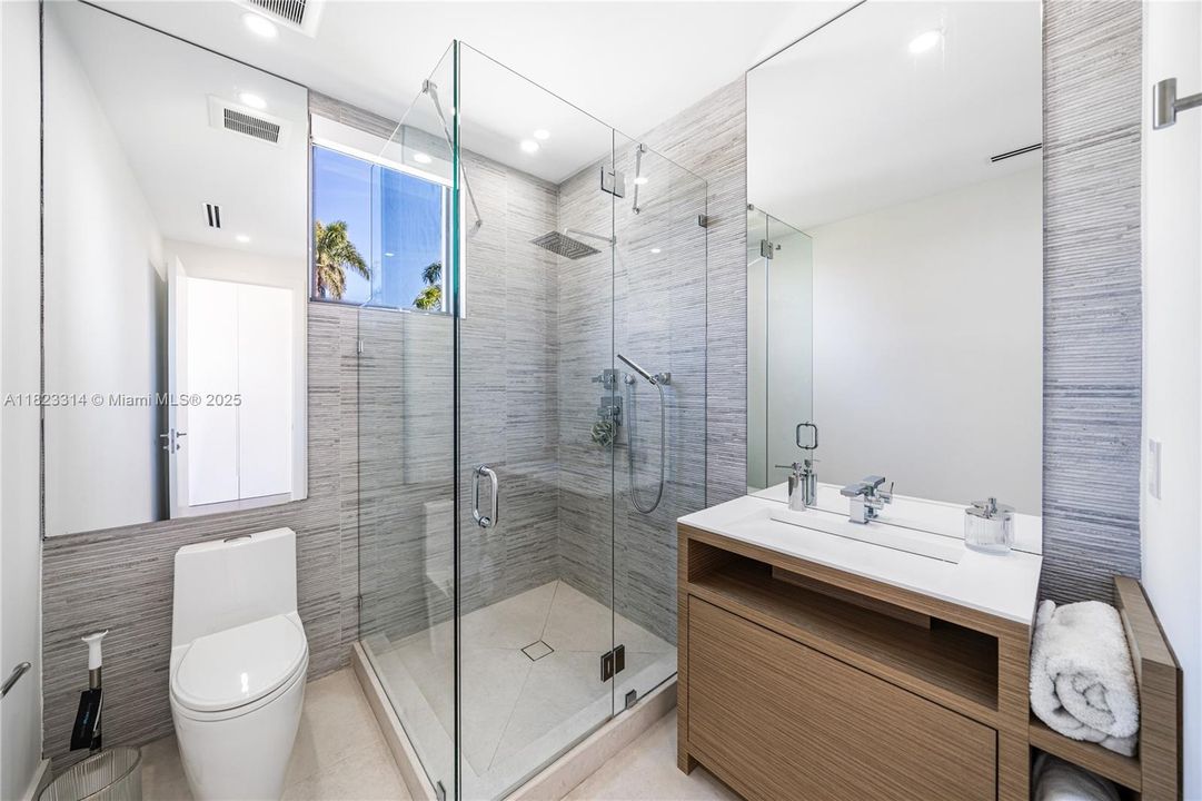 Activo con contrato: $10,250,000 (5 camas, 5 baños, 4542 Pies cuadrados)