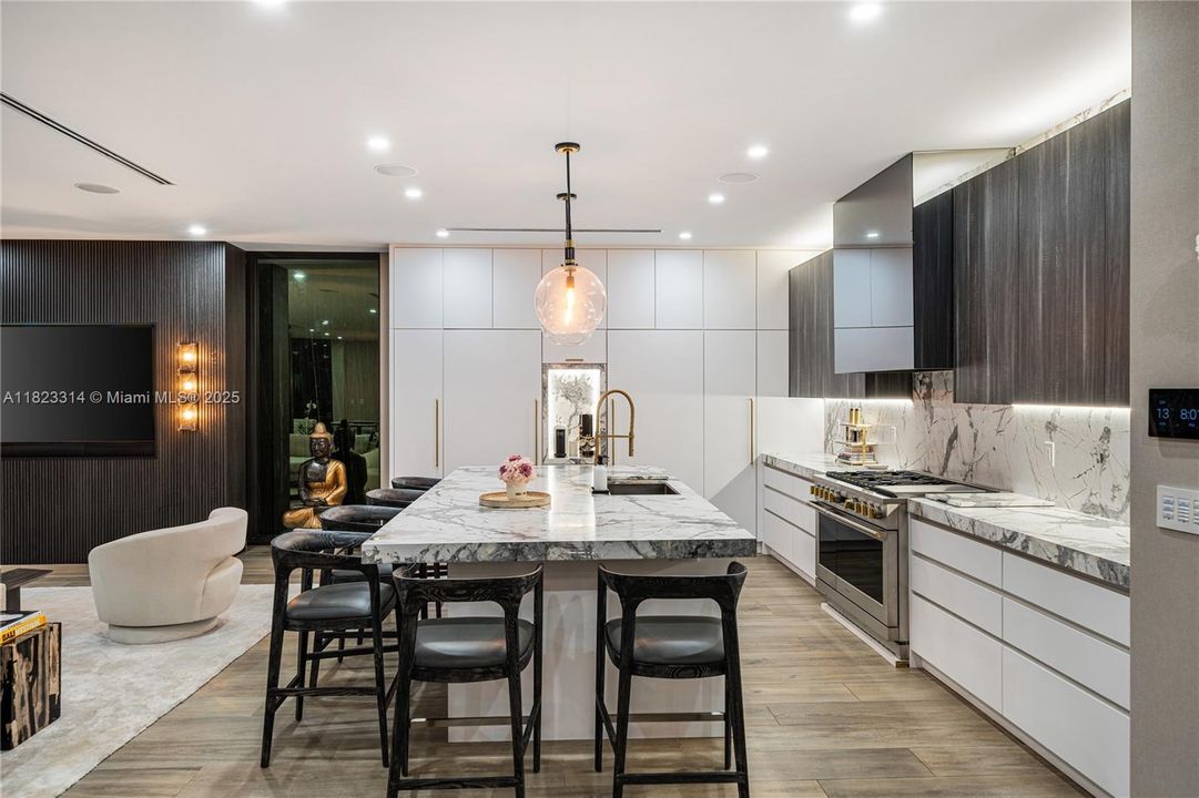 Activo con contrato: $10,250,000 (5 camas, 5 baños, 4542 Pies cuadrados)