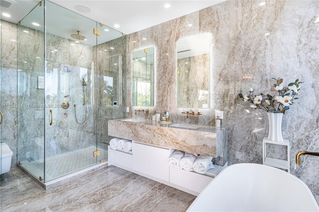 Activo con contrato: $10,250,000 (5 camas, 5 baños, 4542 Pies cuadrados)