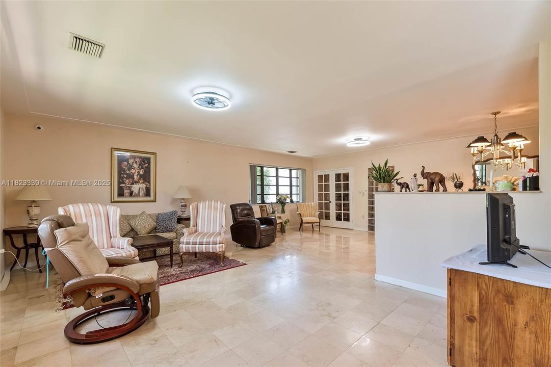 最近售出: $1,350,000 (3 贝兹, 2 浴室, 1785 平方英尺)