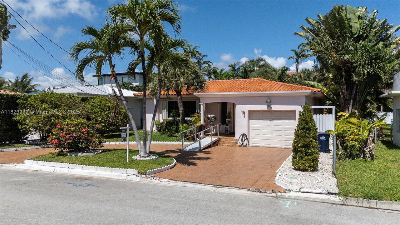 最近售出: $1,350,000 (3 贝兹, 2 浴室, 1785 平方英尺)