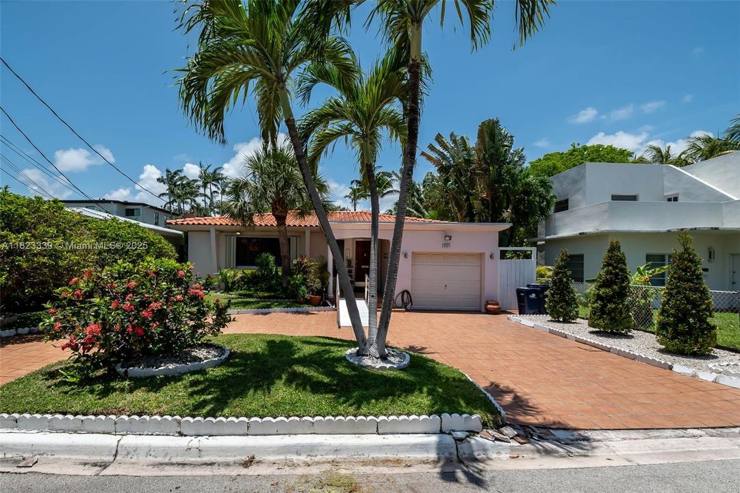 最近售出: $1,350,000 (3 贝兹, 2 浴室, 1785 平方英尺)