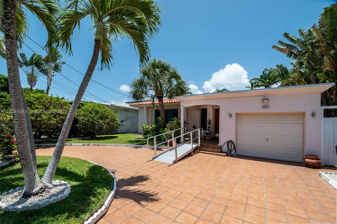 最近售出: $1,350,000 (3 贝兹, 2 浴室, 1785 平方英尺)