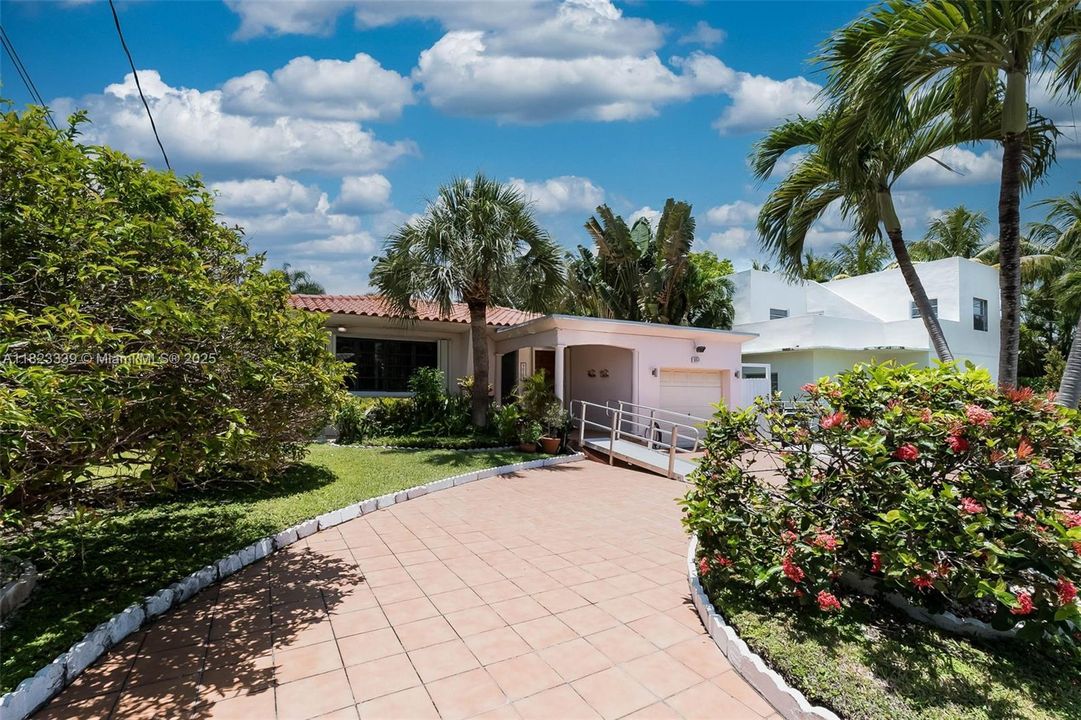 最近售出: $1,350,000 (3 贝兹, 2 浴室, 1785 平方英尺)