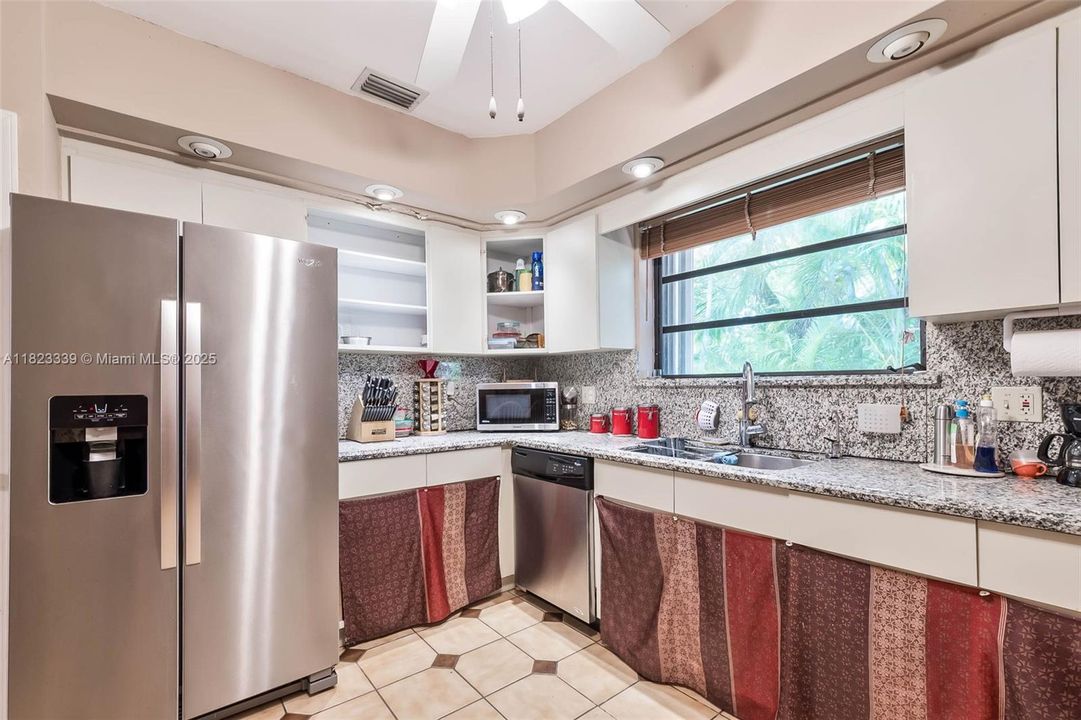 最近售出: $1,350,000 (3 贝兹, 2 浴室, 1785 平方英尺)