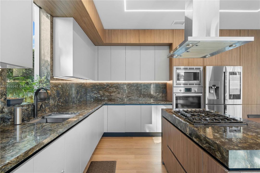 Recently Rented: $9,500 (4 beds, 4 baths, 3292 Square Feet)