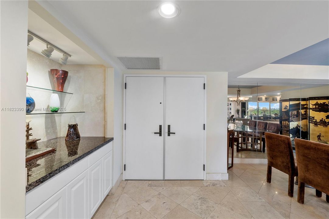 待售: $1,089,000 (2 贝兹, 2 浴室, 1642 平方英尺)