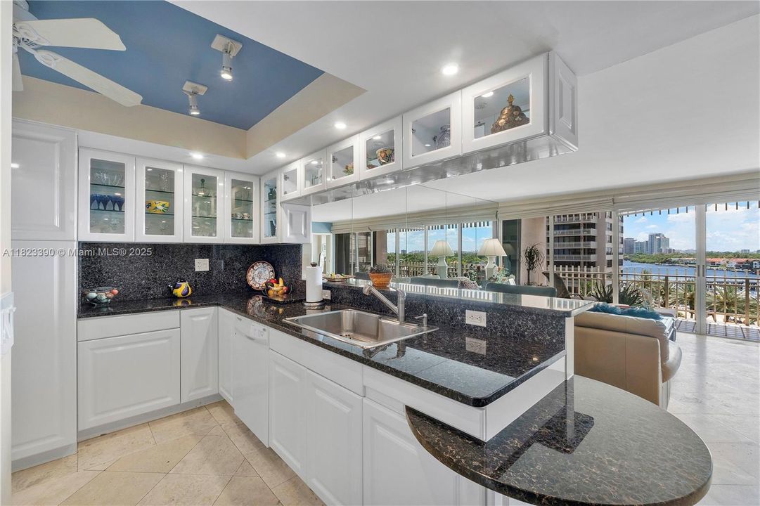 待售: $1,089,000 (2 贝兹, 2 浴室, 1642 平方英尺)