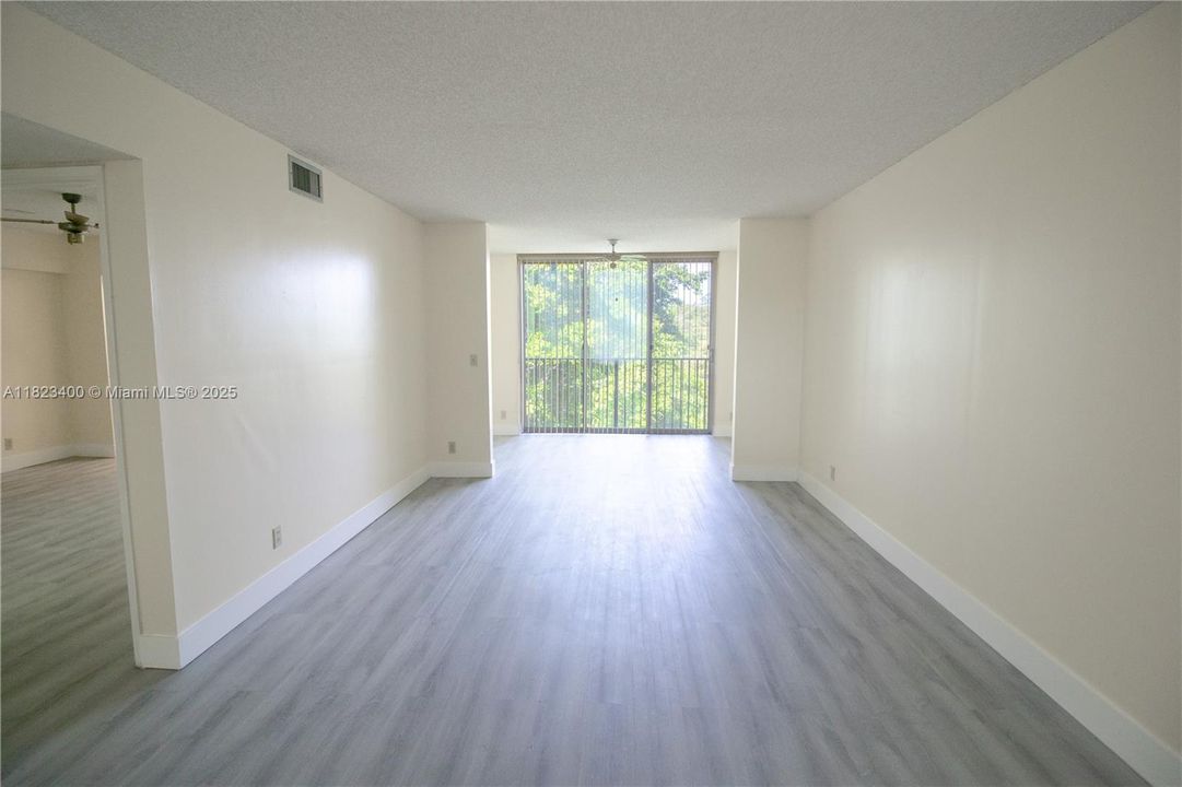 合同活跃: $190,000 (2 贝兹, 2 浴室, 1040 平方英尺)