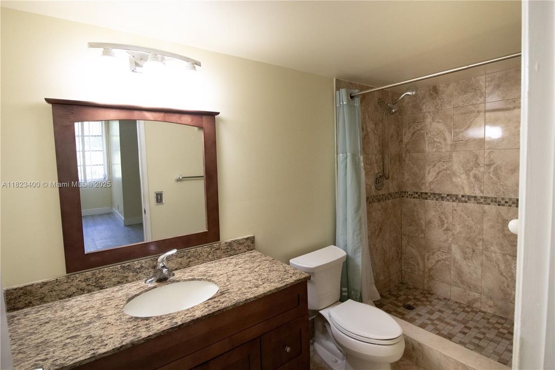 合同活跃: $190,000 (2 贝兹, 2 浴室, 1040 平方英尺)