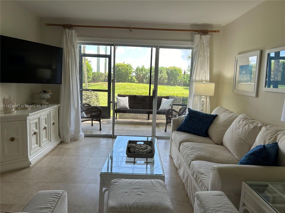 For Rent: $2,075 (2 beds, 2 baths, 1078 Square Feet)