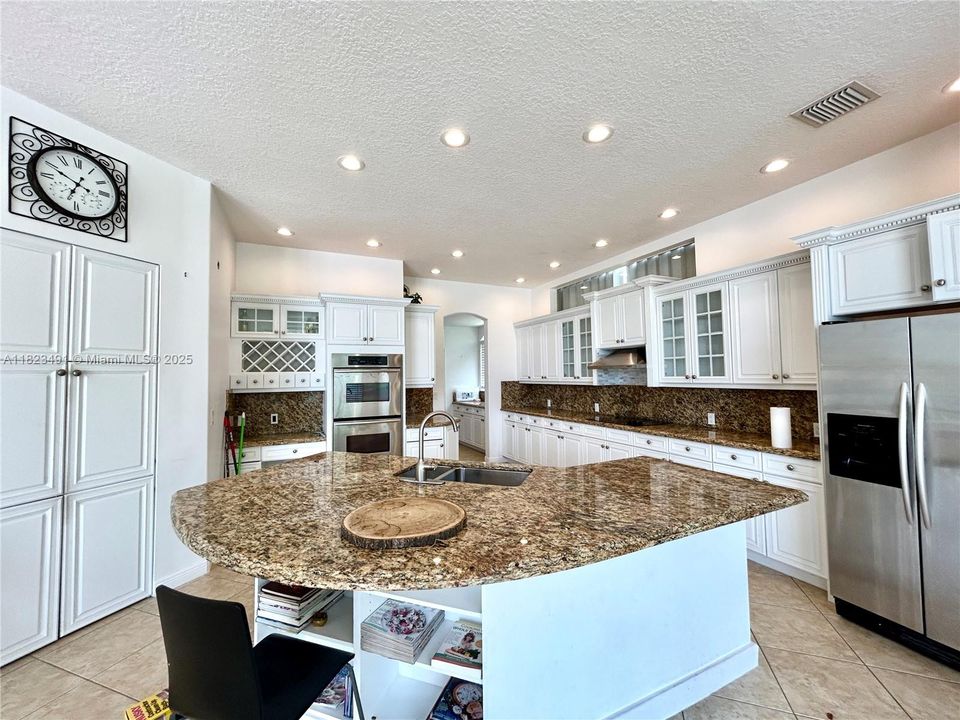 Active With Contract: $999,000 (6 beds, 5 baths, 4270 Square Feet)