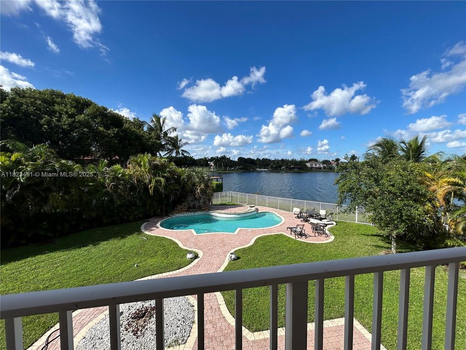 Active With Contract: $999,000 (6 beds, 5 baths, 4270 Square Feet)