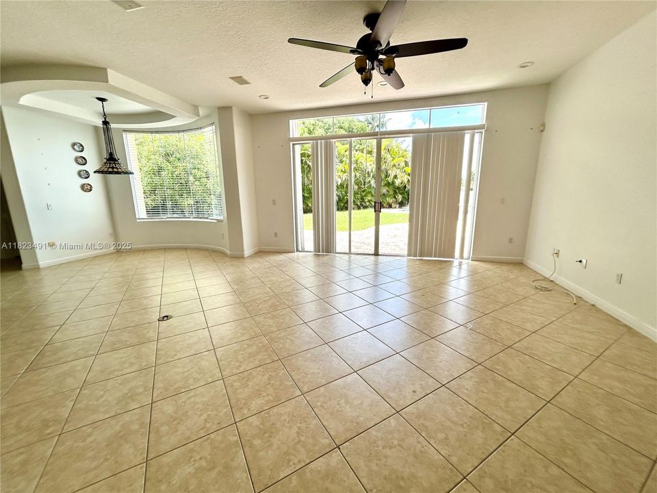 Active With Contract: $999,000 (6 beds, 5 baths, 4270 Square Feet)