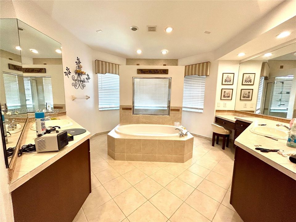 Active With Contract: $999,000 (6 beds, 5 baths, 4270 Square Feet)