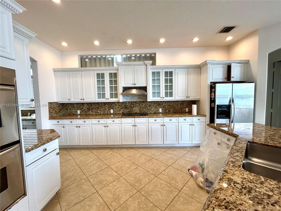 Active With Contract: $999,000 (6 beds, 5 baths, 4270 Square Feet)