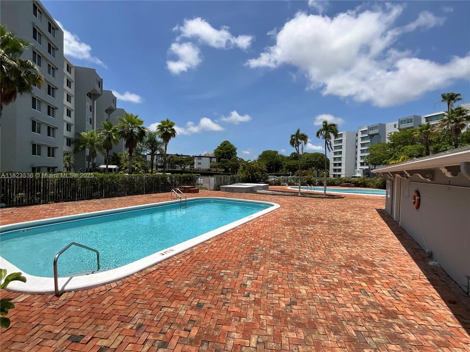 最近租的: $1,800 (1 贝兹, 1 浴室, 699 平方英尺)