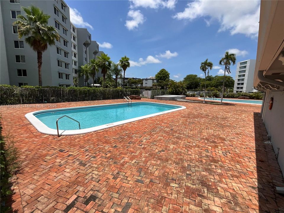 最近租的: $1,800 (1 贝兹, 1 浴室, 699 平方英尺)