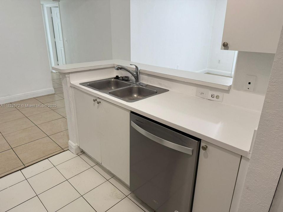 На продажу: $210,000 (2 спален, 2 ванн, 895 Квадратных фут)