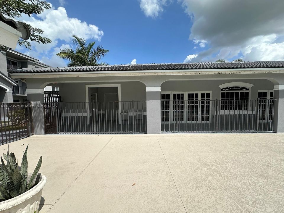 На продажу: $210,000 (2 спален, 2 ванн, 895 Квадратных фут)