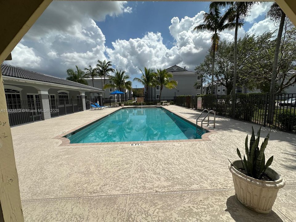 На продажу: $210,000 (2 спален, 2 ванн, 895 Квадратных фут)