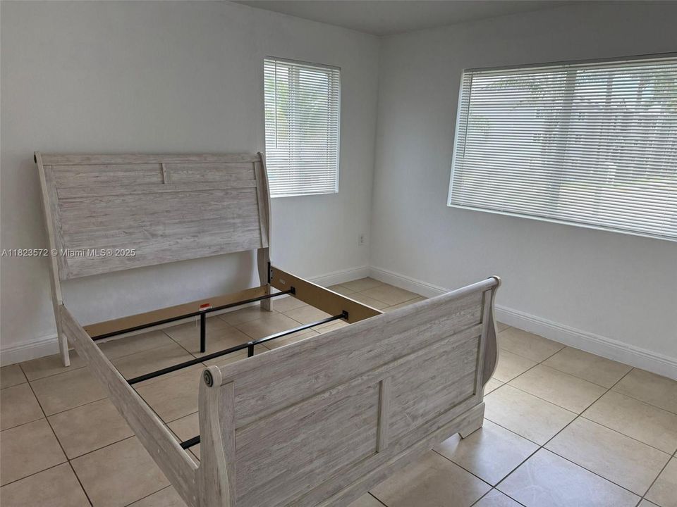 На продажу: $210,000 (2 спален, 2 ванн, 895 Квадратных фут)