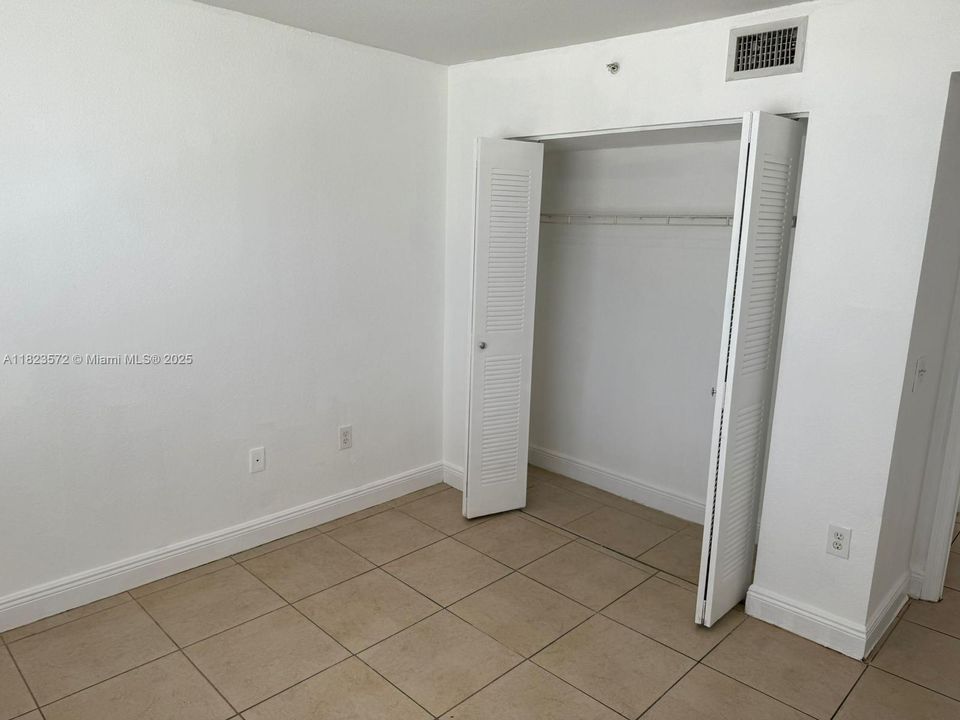 На продажу: $210,000 (2 спален, 2 ванн, 895 Квадратных фут)