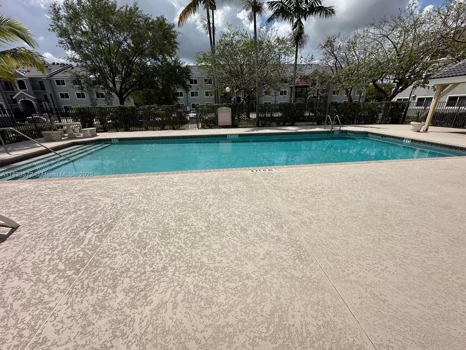 На продажу: $210,000 (2 спален, 2 ванн, 895 Квадратных фут)