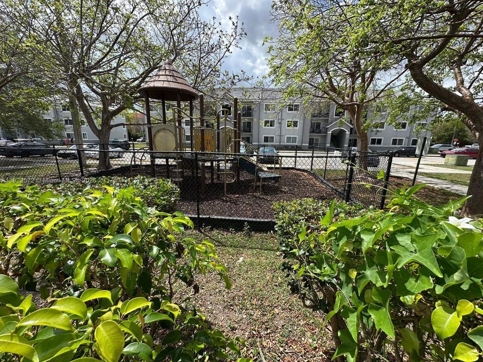 На продажу: $210,000 (2 спален, 2 ванн, 895 Квадратных фут)