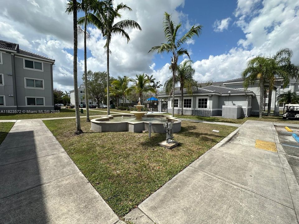 На продажу: $210,000 (2 спален, 2 ванн, 895 Квадратных фут)