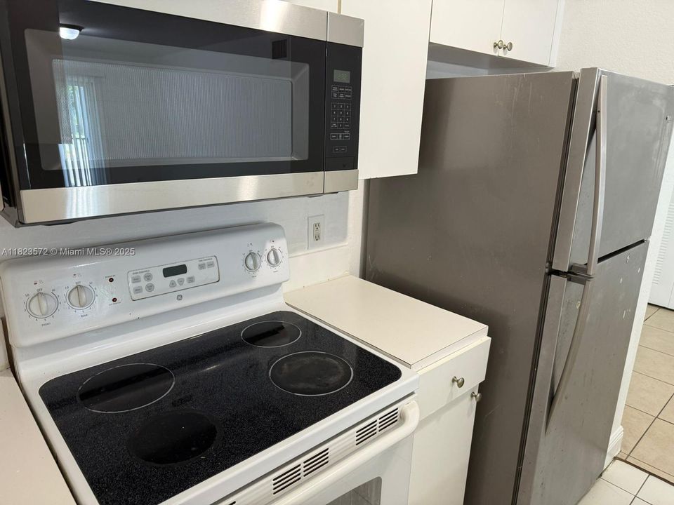 На продажу: $210,000 (2 спален, 2 ванн, 895 Квадратных фут)