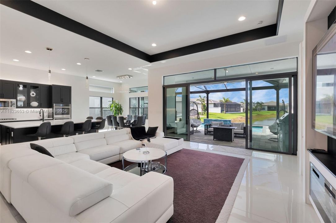 最近售出: $2,199,000 (3 贝兹, 3 浴室, 2959 平方英尺)