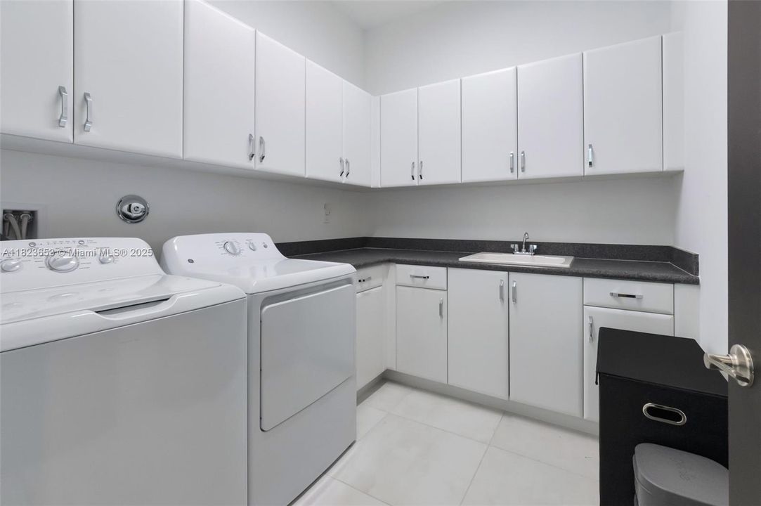 最近售出: $2,199,000 (3 贝兹, 3 浴室, 2959 平方英尺)