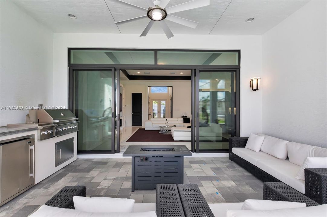 最近售出: $2,199,000 (3 贝兹, 3 浴室, 2959 平方英尺)