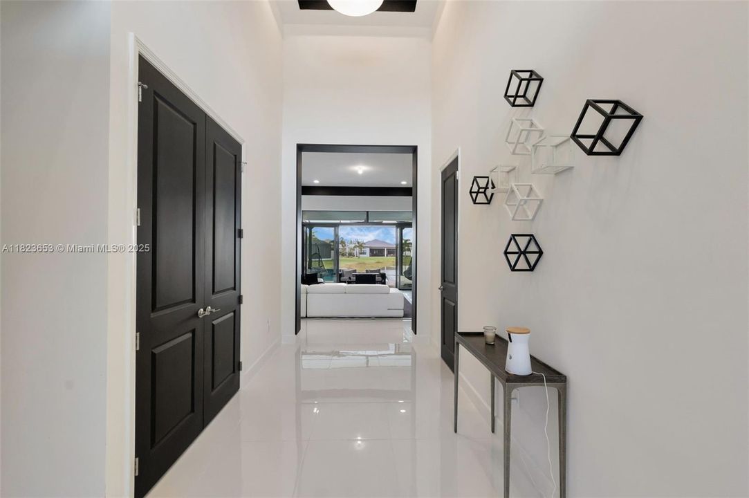 最近售出: $2,199,000 (3 贝兹, 3 浴室, 2959 平方英尺)