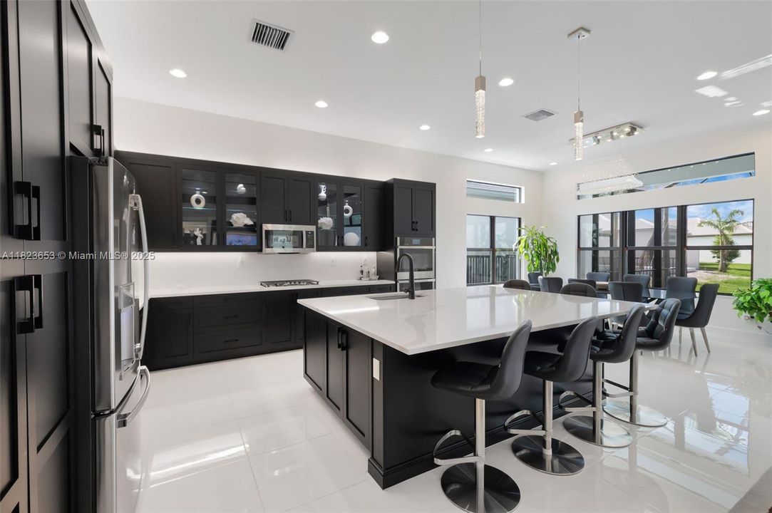 最近售出: $2,199,000 (3 贝兹, 3 浴室, 2959 平方英尺)