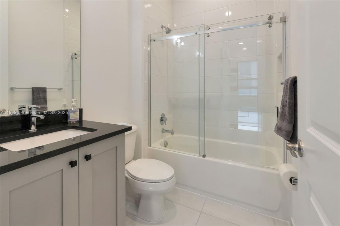 最近售出: $2,199,000 (3 贝兹, 3 浴室, 2959 平方英尺)